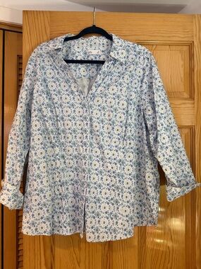 croft & barrow White and Blue Floral Button-Up Blouse